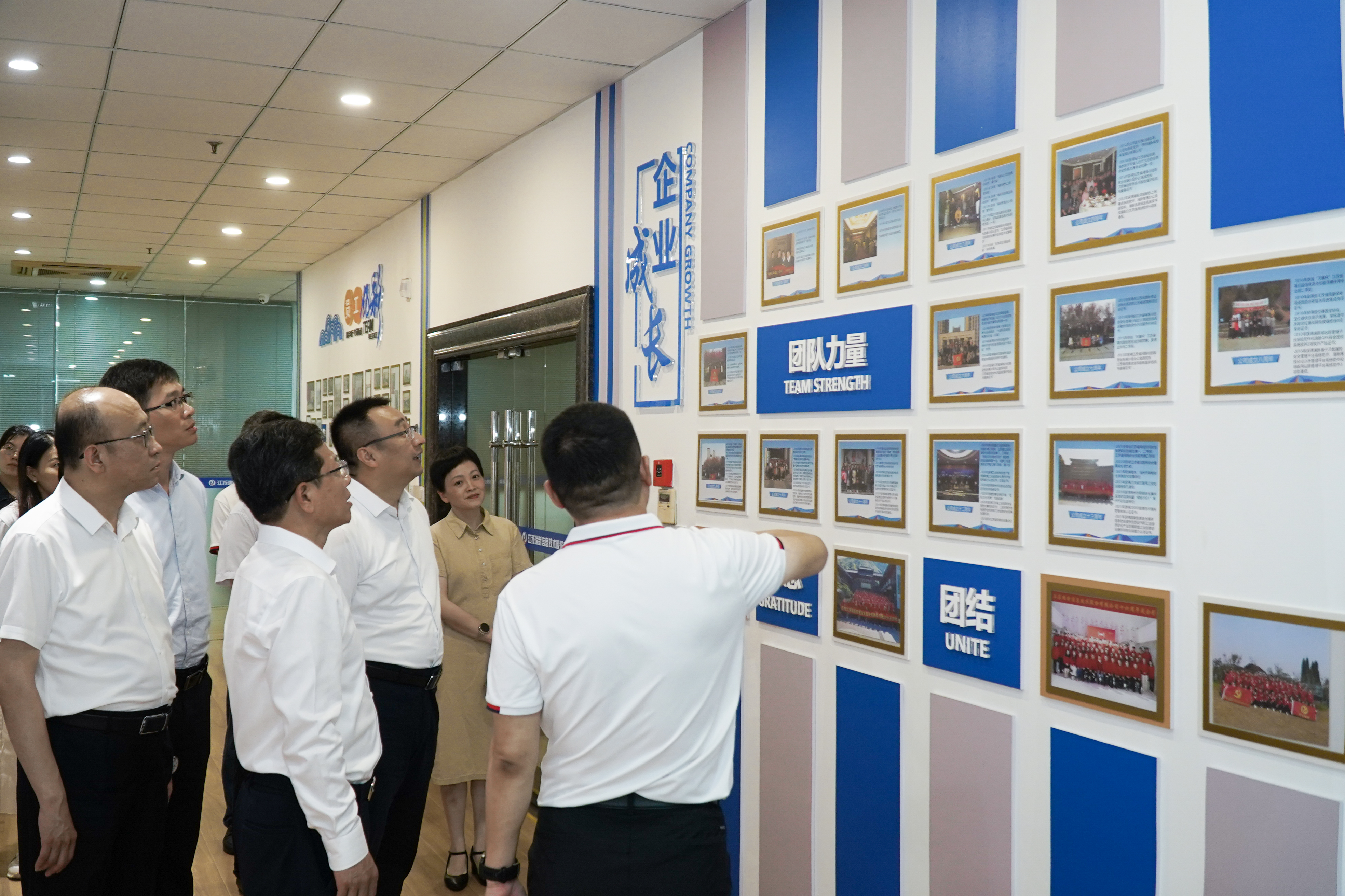 市委常委、宣傳部部長(zhǎng)陳志良一行蒞臨江蘇瑞新信息技術(shù)股份有限公司指導(dǎo)工作